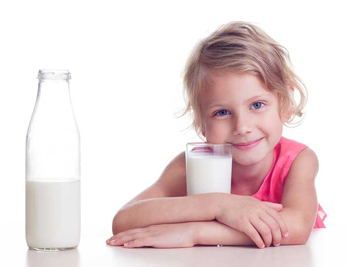 Kind trinkt Milch